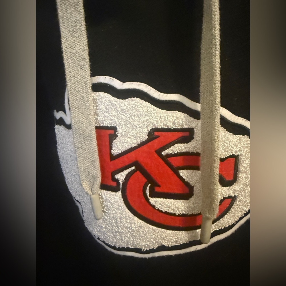 KANSAS CITY CHIEFS ANTIGUA LADIES BLACK CHENILLE LOGO VICTORY HOODED SWEATSHIRT - Picture 10 of 12